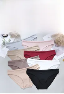 Vista piatta di slip senza cuciture a vita bassa in vari colori pastello vivaci