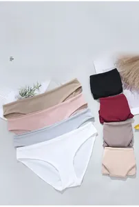 Dettaglio ravvicinato di un set di biancheria intima senza cuciture in colori Morandi