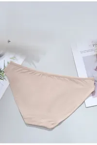 Dettaglio di slip bikini senza cuciture color carne con bordi a taglio vivo e alta elasticità