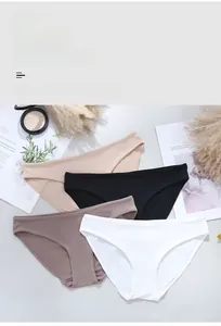 Dettaglio di quattro slip senza cuciture ad alta elasticità in toni neutri su sfondo