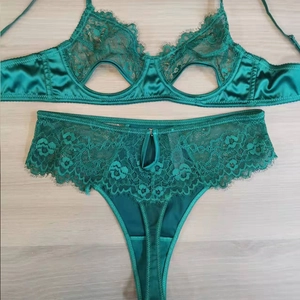 Ensemble de lingerie en dentelle et satin vert foncé avec bonnets ouverts ajourés