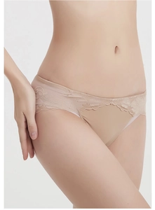 Détail d'une culotte en dentelle beige transparente avec broderie florale délicate