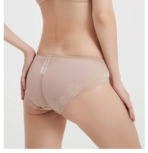 Détail de la culotte en dentelle nude avec broderie florale et maille respirante