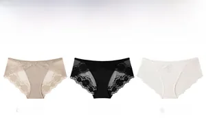 Vue détaillée de culottes en dentelle pour femmes en chair, noir et blanc avec broderie florale