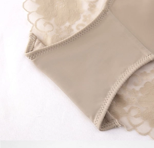 Vue macro détaillée de dentelle beige et tissu élastique avec coutures en zigzag