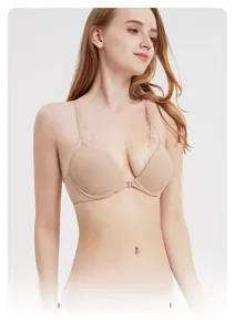 Détail de la fermeture avant d'un soutien-gorge en dentelle beige avec bonnets lisses