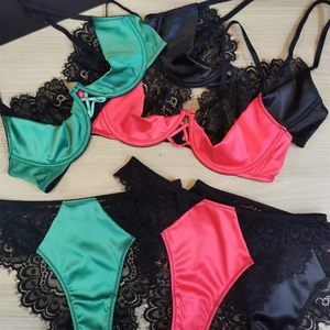 Ensemble de lingerie en satin et dentelle avec fines bretelles et détails croisés multicolore