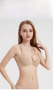Détail d'un soutien-gorge beige à boucle avant avec bonnets lisses et bordure en dentelle