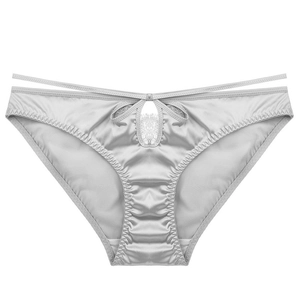 Détail d'une culotte en satin argenté avec dentelle blanche et petit nœud élégant