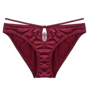 Détail de la culotte en satin rouge vin avec insert en dentelle noire et double ceinture