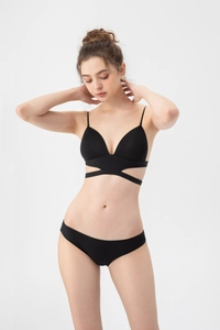 Dettaglio del set lingerie nero senza cuciture con elegante design a spalline incrociate