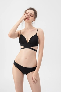 Dettaglio del set reggiseno a triangolo nero senza cuciture con spalline incrociate
