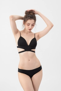 Dettaglio del set reggiseno a triangolo nero senza cuciture con cinturini incrociati
