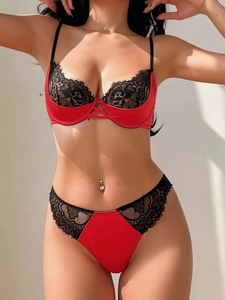 Détail du satin rouge et de la dentelle noire sur un ensemble de lingerie sexy de style français