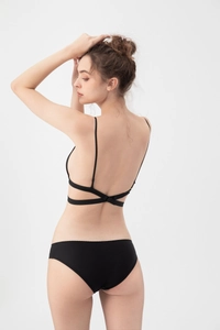 Dettaglio del set reggiseno nero senza cuciture con eleganti spalline incrociate sul retro