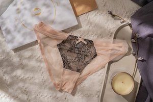Culotte en dentelle avec broderie florale et petit nœud sur fond texturé doux