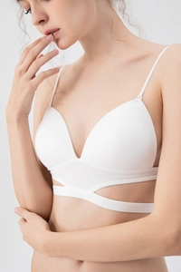Dettaglio di bralette bianca a triangolo con design senza cuciture e fascia incrociata