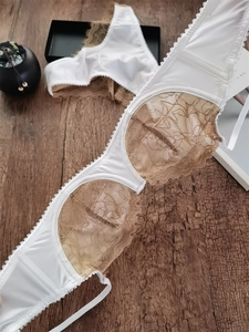 Détails d'un ensemble de lingerie en dentelle française sur fond en bois sombre