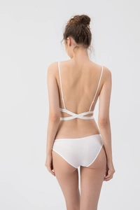 Vista posteriore dettagliata del reggiseno a triangolo bianco con spalline incrociate e slip