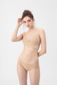 Dettaglio del reggiseno nude senza cuciture con design a cinghie incrociate e slip abbinati