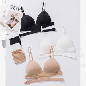 Set di biancheria intima senza cuciture neri, bianchi e beige con dettagli a incrocio