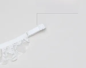 Vue détaillée de la bandoulière de soutien-gorge ajustable en dentelle blanche