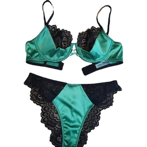 Ensemble de lingerie en satin vert foncé et dentelle noire avec soutien-gorge à armatures