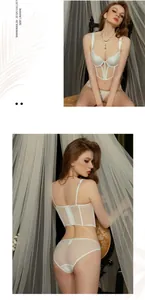 Dettaglio del set lingerie a corsetto francese bianco con mesh trasparente e stecche