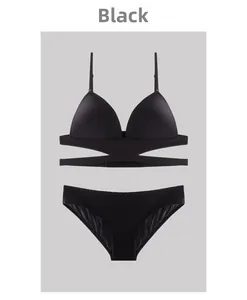 Dettaglio reggiseno a triangolo nero senza cuciture con cinghie incrociate e slip