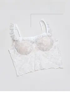 Vue détaillée du soutien-gorge en dentelle blanche avec design en U et bretelles volantées