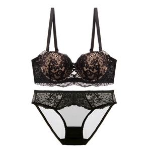 Completo intimo in pizzo francese con reggiseno push-up e slip in rete nera coordinati