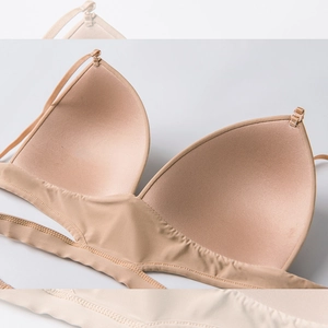Dettaglio macro del reggiseno a triangolo senza cuciture con trama liscia e interno nudo senza ferretto