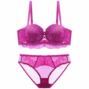 Dettagli del set di lingerie in pizzo viola con motivi floreali e finiture in rete fine