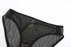 Dettaglio degli slip in rete nera traspirante con fodera morbida e bordi senza cuciture