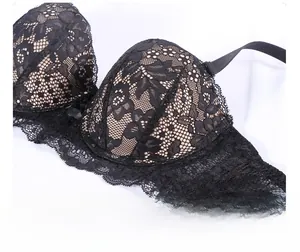 Dettaglio del reggiseno in pizzo nero con imbottitura push-up e spalline in pizzo