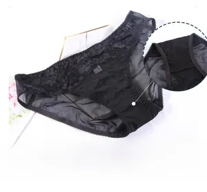 Dettaglio slip in pizzo nero con mesh traspirante e fodera in cotone sul cavallo