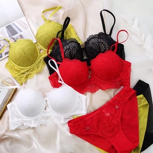 Gedetailleerde flat-lay van kanten lingerieset met beugelcups en verstelbare bandjes