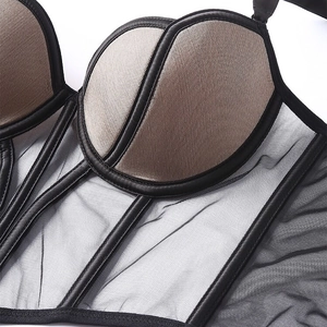 Completo reggiseno a corsetto in pizzo con inserti in mesh e dettagli strutturali