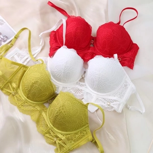 Ensemble soutien-gorge en dentelle rouge blanc et jaune-vert avec motifs floraux