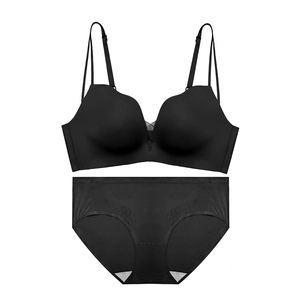 Set lingerie nero senza cuciture e senza ferretto con pizzo a V e slip abbinato