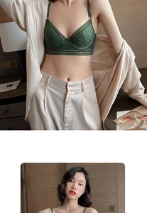 Detaillierte Nahaufnahme von dunkelgrünem Spitzen-Bralette mit Stickerei und Seidenhemd