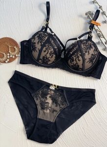 Ensemble de lingerie en dentelle noire avec anneaux dorés et motifs floraux élégants