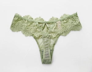 Gros plan détaillé sur culotte en dentelle vert clair avec bretelles croisées en V