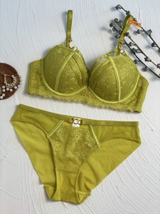 Vue détaillée d'un ensemble de lingerie en dentelle vert fluo avec broderie et anneaux d'or