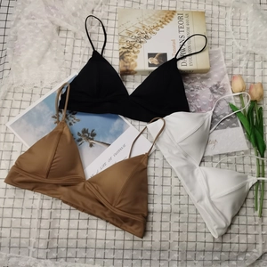 Gros plan de brassières triangle sans couture minimalistes en noir, marron et blanc