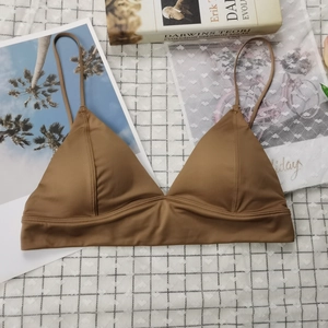 Détail d'une brassière triangle marron avec fines bretelles et tissu lisse doux