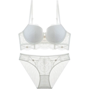 Ensemble de lingerie élégant en dentelle blanche avec soutien-gorge et culotte