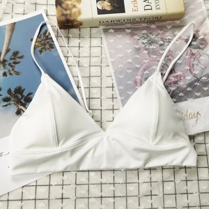 Détails à plat d'un soutien-gorge triangle blanc sans armature avec de fines bretelles