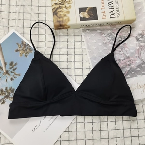 Haut de bikini triangle noir avec fines bretelles sur fond de décor de vacances chic