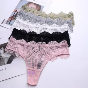 Detailansicht von transparenten Spitzen-Strings in Rosa, Schwarz, Weiß, Grau und Oliv